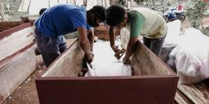 Melihat Lebih Dekat Proses Pembuatan Peti Mati Khusus Covid-19