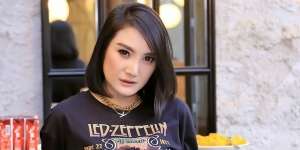 Mengaku Bagian Tubuh Sudah Kendur, Intip Potret Kiki Amalia yang Tetap Menawan