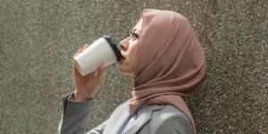 Hukum Makan dan Minum Sambil Berdiri dari Pandangan Ulama