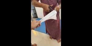 Viral Wanita Menggunting Kain Mirip Bendera Merah Putih
