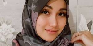 Lebih Anggun, Potret Cantik Ayu Ting Ting Berhijab Motif