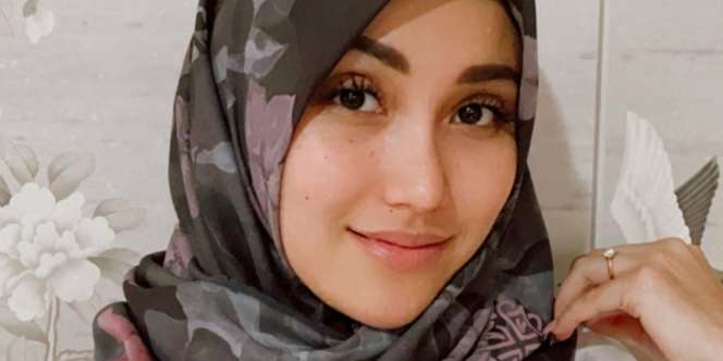 Lebih Anggun, Potret Cantik Ayu Ting Ting Berhijab Motif