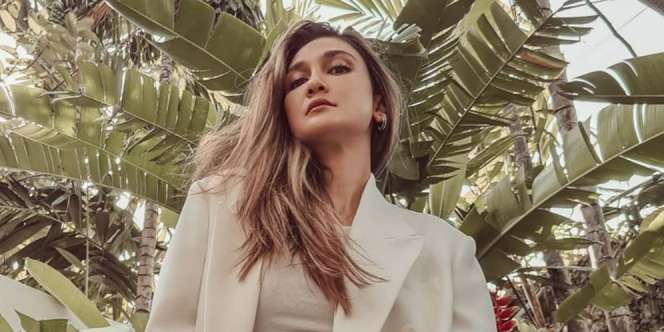 Penampilan Luna Maya Pakai Baju Transparan Rp50 Juta