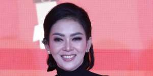 Dikira Face Shiled, Harga Topi Syahrini Sampai Rp5 Juta
