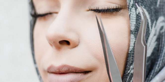 4 Langkah Membentuk Alis Lebih Rapi dengan Tweezer Hack