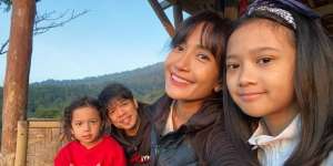 Anak Kangen ke Bioskop, Baim dan Artika Bikin Layar Tancep di Rumah