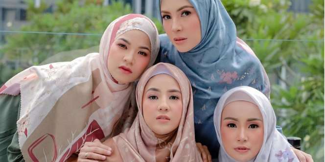 Gaya Kompak Seleb Berhijab Pamer Koleksi 'Alur Cerita'