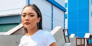 Foto PSBB di Rumah, Pose Marion Jola Bikin Gemes