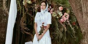 Tampil Bertema Vintage, Aura Kasih Disebut Mirip Noni Belanda