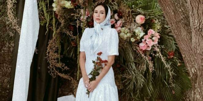 Tampil Bertema Vintage, Aura Kasih Disebut Mirip Noni Belanda