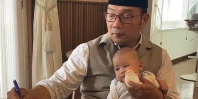 Gaya Kang Emil Susui Putra Bungsunya Sambil Kerja