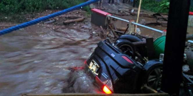 Banjir Besar Terjang Sukabumi, Rumah dan Mobil Hanyut Terseret Arus