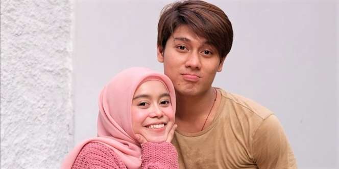 Heboh Foto Viral Diduga Rizky Billar Tiduran di Pangkuan Lesty