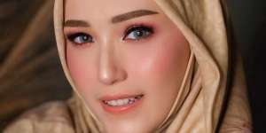 Jadi Istri Pejabat, Cantiknya Adelia Pasha dalam Nuansa Emas