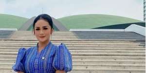 Rapat DPR dari Rumah, Krisdayanti Cuek Tampil dengan Rambut Lepek
