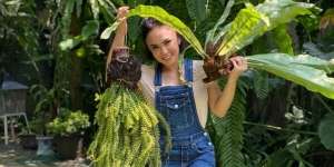 5 Gaya Yuni Shara Berkebun, dari Dasteran hingga Jeans Sobek