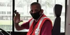 Aksi Sopir Bus Bantu Penumpang Saat Hujan Ini Panen Pujian