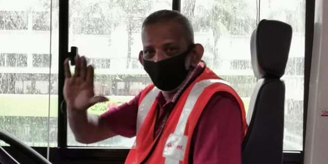 Aksi Sopir Bus Bantu Penumpang Saat Hujan Ini Panen Pujian