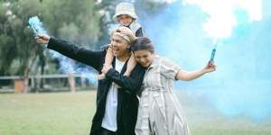 5 Potret Gaya Gender Reveal Chelsea Olivia, Penuh Kebahagiaan!