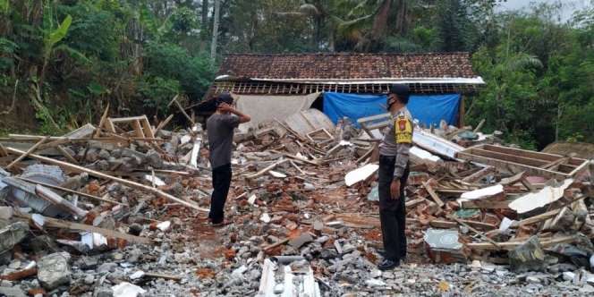 Ibu Tak Sanggup Ganti Uang Membangun Rp70 Juta, Anak di Ponorogo Robohkan Rumah
