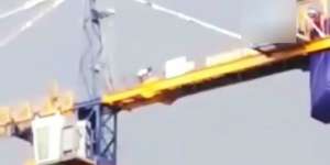 Masya Allah, Pekerja Proyek di Bekasi Sholat di Atas Crane