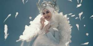 Inspirasi Potret Maternity Tertutup ala 5 Seleb Cantik
