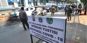 Tak Terima Ditegur Tak Pakai Masker, Pengemudi Mobil Tabrak Satpol PP di Cakung
