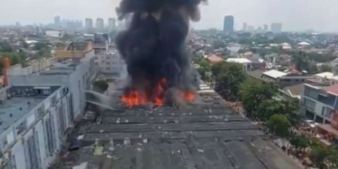 Kebakaran Besar Landa Pasar Cempaka Putih, 20 Mobil Damkar Dikerahkan
