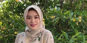 Biasa Tampil Elegan, Tengok Gaya Kasual Ayana Moon Pakai Jeans