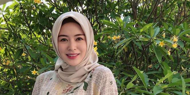 Biasa Tampil Elegan, Tengok Gaya Kasual Ayana Moon Pakai Jeans