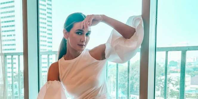 Pamer Bahu Mulus Pakai Baju Rp11 Juta, Intip Gaya Seksi Luna Maya