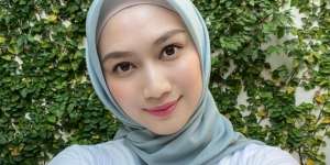 Foto dengan Pose Menunduk, Gaya Melody Eks JKT48 Disorot