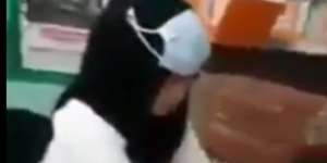 Kocak tapi Kasian, Si Ibu Kelabakan Cari Masker di Dahi Karena Panik Razia