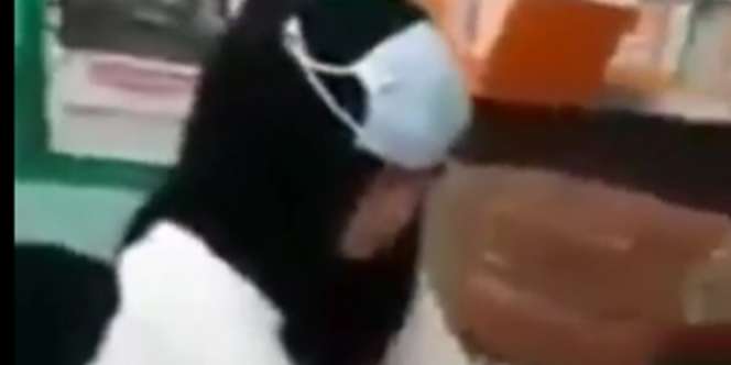 Kocak tapi Kasian, Si Ibu Kelabakan Cari Masker di Dahi Karena Panik Razia