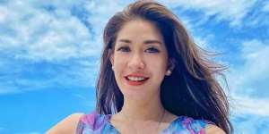 Tampil Berani, Gaya Modis Elma Agustin Pakai Beach Outfit