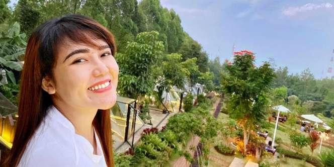 Via Vallen Bagi-bagi Emas untuk Vyanisty