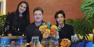 Anniversary Ke-19, Ini 5 Momen Mesra Maudy Koesnaedi & Suami