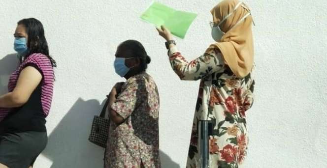 Momen Wanita Payungi Nenek Saat Antre Ini Bikin Haru
