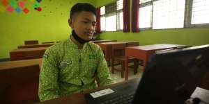 Tak Punya HP, Agung Jadi Satu-satunya Siswa yang Harus Datang ke Sekolah