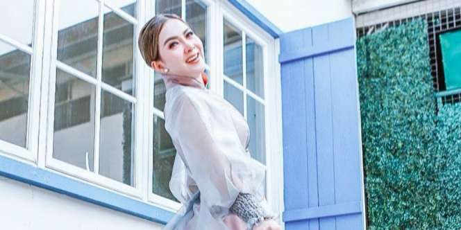 Syahrini Tampil Cetar Saat Mangung, Baju dari Mode Kenamaan Diledek Mirip Kresek