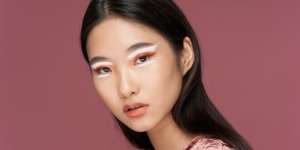 3 Gaya Multi-Winged Eyeliner yang Tren di 2020