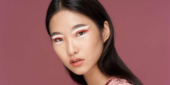 3 Gaya Multi-Winged Eyeliner yang Tren di 2020