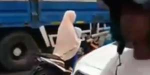 Video Viral The Power of Emak-Emak, Ditegur Lawan Arah Malah Lebih Galak