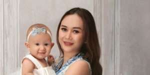 Foto Pemotretan Aura Kasih, Pose Gaun dan Kerudung Putih Mirip Suzanna?