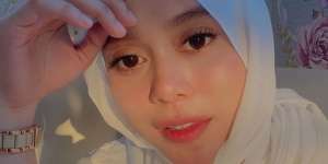 Gaya Cetar Lesty Kejora Padukan Ruffle Blouse Nuansa Emas