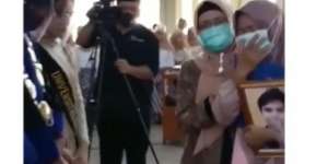 Wisuda Penuh Tangis, Ibu Wakili Sang Anak Terima Ijazah Kelulusan