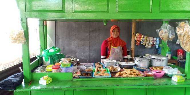Kisah Darsini Bangun Kembali Warung Makan yang Roboh