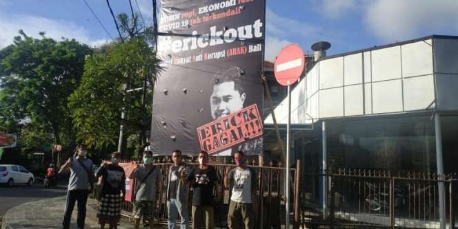 Kursi Menteri BUMN Erick Thohir Digoyang Spanduk Raksasa