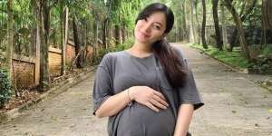 Potret Gaya Asmirandah Nyaman Pakai Baju Suami di Usia 7 Bulan