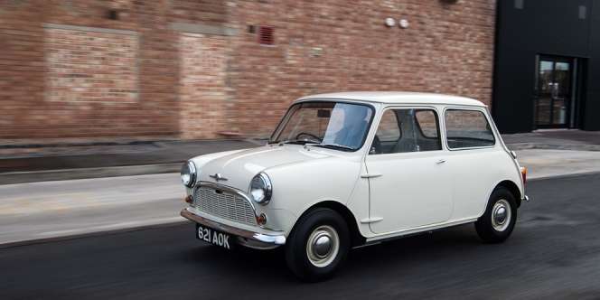 Wow! Mobil Mini Cooper Langka Ditemukan di Tumpukan Sampah